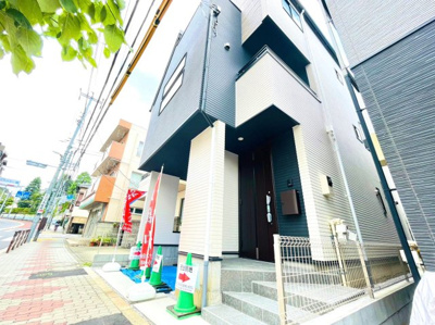 【外観】 | 板橋区赤塚7丁目 　新築戸建て | ポールがあり安全面も◎