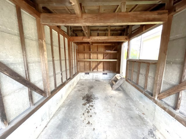 敷地１２６坪超・床面積４６坪超　東松園二丁目戸建の駐車場|ガレージ内です。普通車１台分の立派なガレージです。   