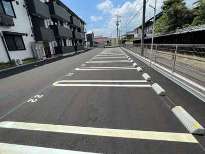 【駐車場】 | シャルール | 駐車場があるので、車を買う予定の方も安心です