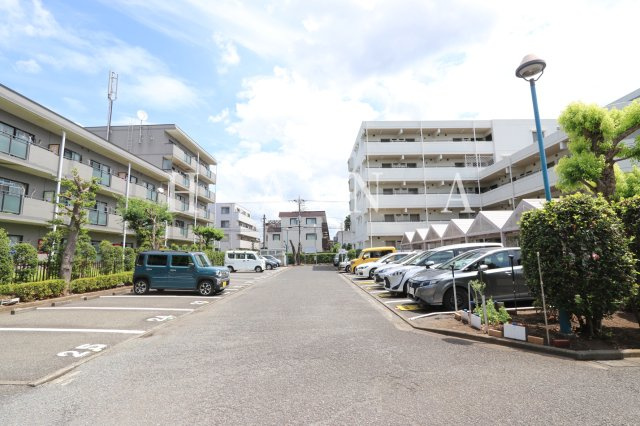 コーポレート東小金井の駐車場