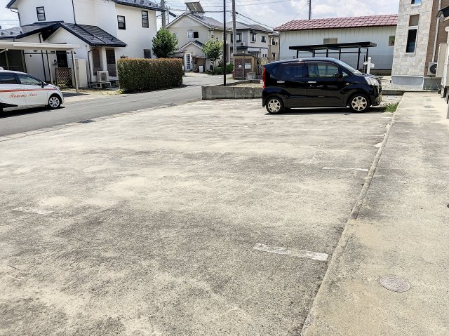 メゾンクレールの駐車場