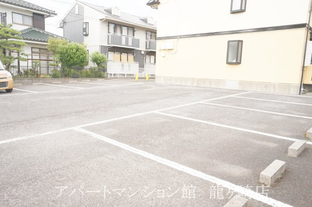 セジュール烏山 ⅡⅢの駐車場