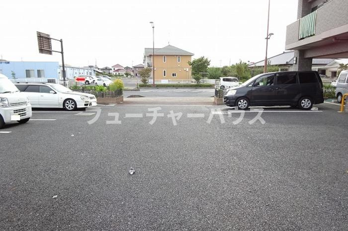 アルベラータの駐車場
