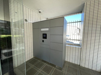 【その他共用部分】 | 宅配ボックスは不在時や手が離せない時でも荷物を受け取れるのでとても便利です