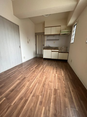 仲介手数料0円ファミーユ城西の居間・リビング