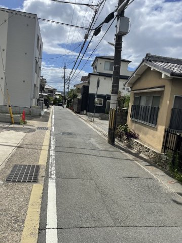 音羽中芝町　条件無土地の前面道路含む現地写真