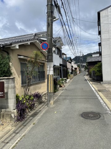 音羽中芝町　条件無土地の前面道路含む現地写真