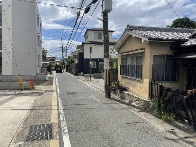 音羽中芝町　条件無土地の前面道路含む現地写真