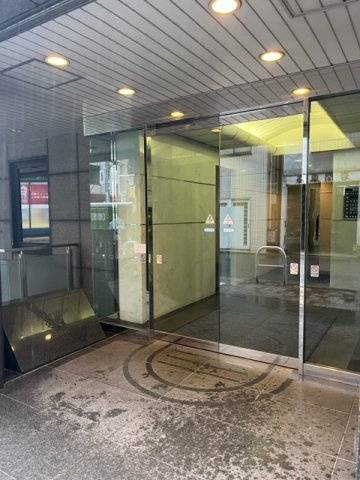登栄西新橋ビルのエントランス