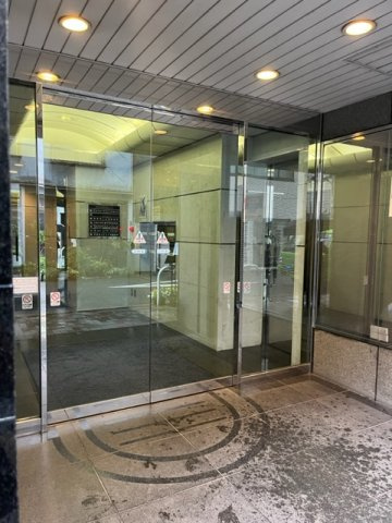 登栄西新橋ビルのエントランス