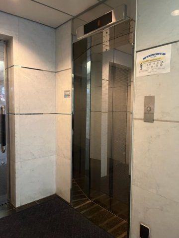 登栄西新橋ビルのロビー
