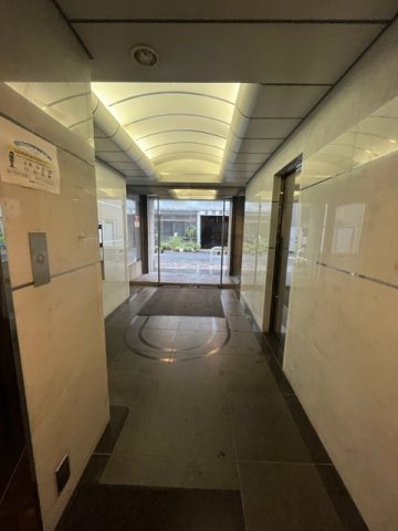 登栄西新橋ビルのロビー