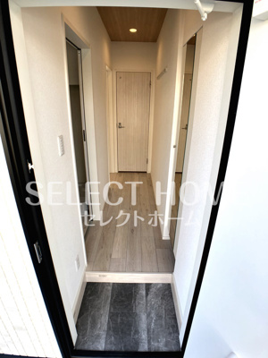 【玄関】 | ピースヒル岡崎 | 収納もある玄関です