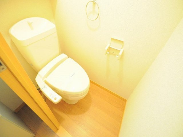レオパレス小渕のトイレ|温水便座付きのキレイなトイレです