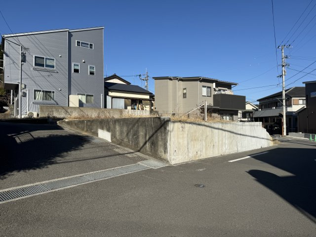 高知市神田の外観|手前が南側道路、左手が西側道路