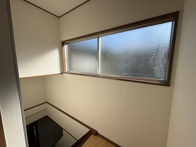 高知市長浜のその他共用部分|階段を上がった部分。最高で明るいです。
