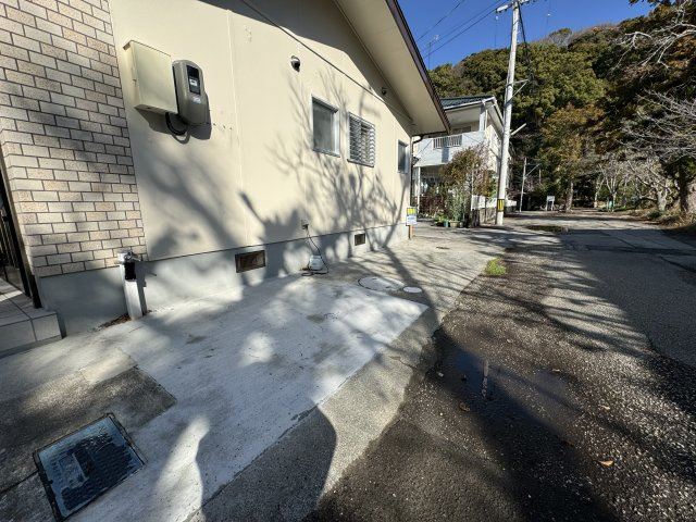 高知市長浜の駐車場|建物横にも軽自動車などが1台駐車可能です。
