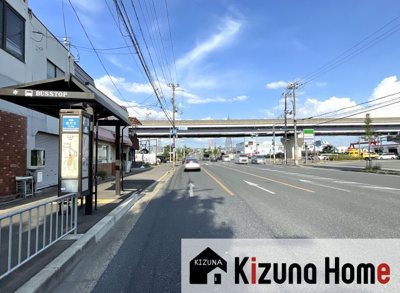 【前面道路含む現地写真】 | 伏見区横大路下三栖里ノ内　注文住宅　建築条件なしの土地 | 前道は約24.9ｍと開放的なポジションで、すぐ近くにはバス停があります『下三栖停』京阪中書島駅までバス乗車3分とアクセス便利です。