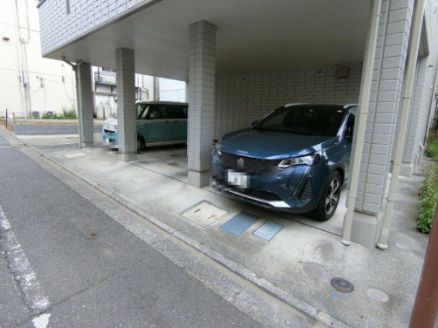 アヴェニール東中神の駐車場