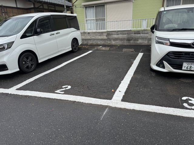 オークス小林の駐車場