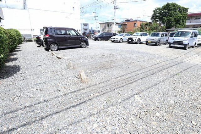 メゾンクレールの駐車場