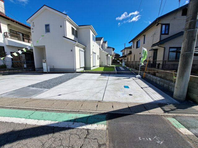 新築　高崎市筑縄町23-1期　LIGNAGE　2号棟の駐車場|現地写真　駐車スペースは並列2台+1台分可能です！
　