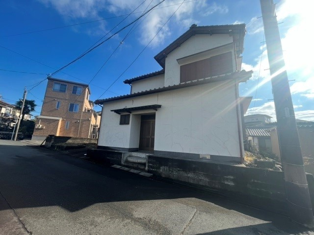 【外観】 | 磐田市見付権現町　売土地 | 約71坪の広々としたお土地です。白い建物の南側もゆとりある広さがございます。
解体後更地渡し。
現在建物がございますので、庭がどの程度取れるかなど把握しやすいと思います。