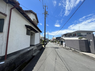【前面道路含む現地写真】 | 磐田市見付権現町　売土地 | 前面道路は幅員5-6mございます