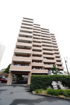 【外観】 | 【上質リフォーム】ヴェルディ宇品東 | 【耐震性】
耐震性の高さを判断するポイントは、
建築確認申請日が1981年6月1日以降の
新耐震基準に適合しているかどうか。
震度６程度の大地震でも
建物が崩壊しないレベルが基準になりました。