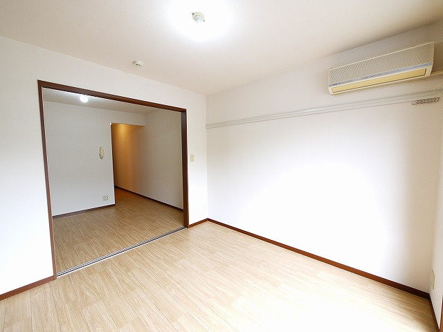 ドミール佐保台の洋室|広々とした洋室です