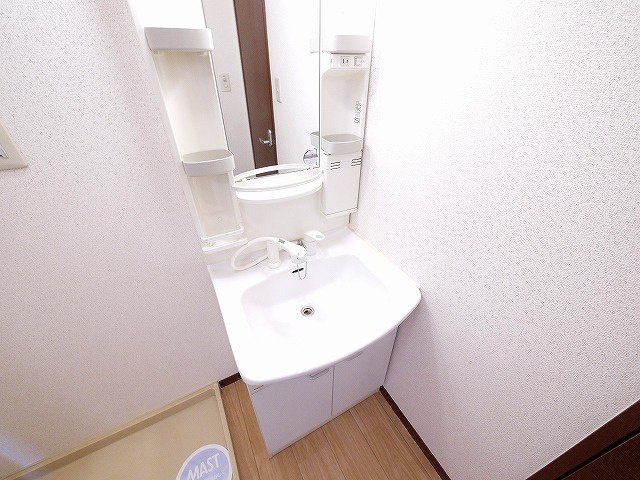 ドミール佐保台の洗面所|明るい洗面所です