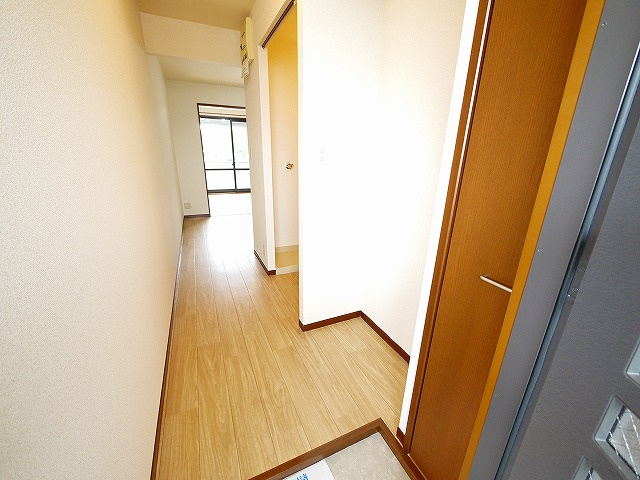 ドミール佐保台の玄関|ゆったりとした玄関です