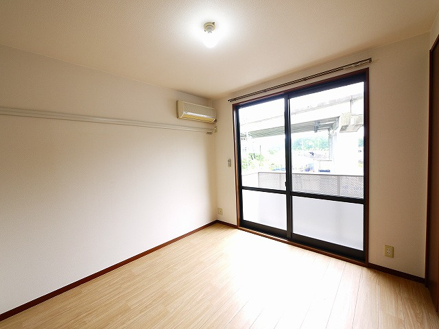 ドミール佐保台の寝室|広くて明るい寝室