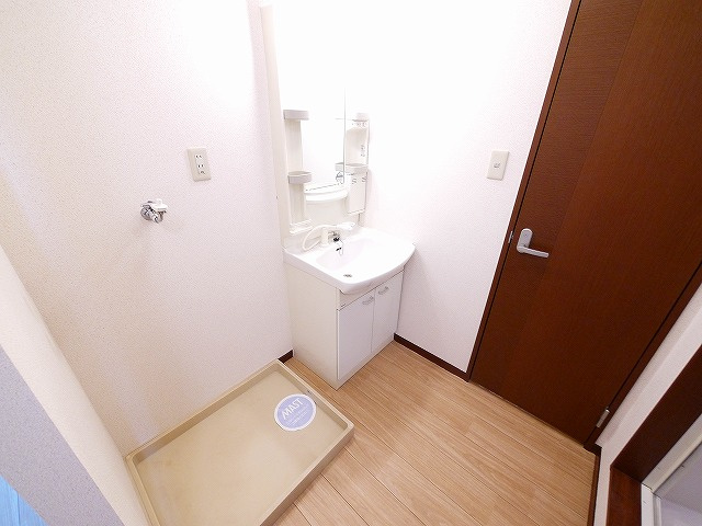 ドミール佐保台の洗面所|ゆったりとスペースのある洗面所