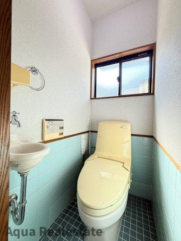 高松市上福岡戸建てのトイレ|落ち着いた色調のトイレです