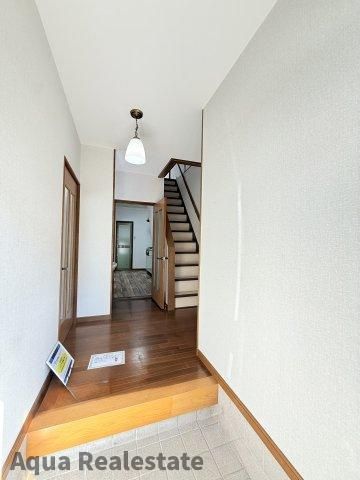 高松市上福岡戸建ての玄関|明るい玄関です