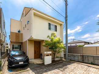 【外観】 | タイル舗装された分譲地内に建つデザイン住宅です。