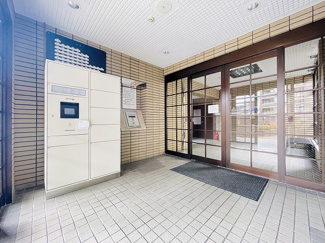 【エントランス】 | 宅配ボックスがあるので荷物の受け取りが楽になります♪