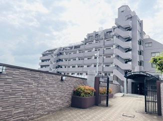 【外観】 | 大橋駅まで徒歩11分。学校も近く通勤通学のための環境が整った好立地です。安全に配慮されたオートロックマンションです。