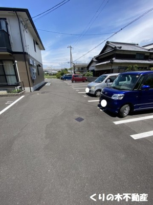 【駐車場】 | バロンコート A棟 | 駐車場に車を止められます