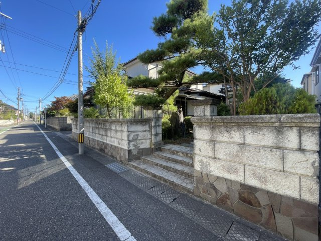 粟山2丁目　土地の外観|交通量が少なく、しっかり舗装もされているので、ベビーカーや自転車で通っても快適に通行できます。