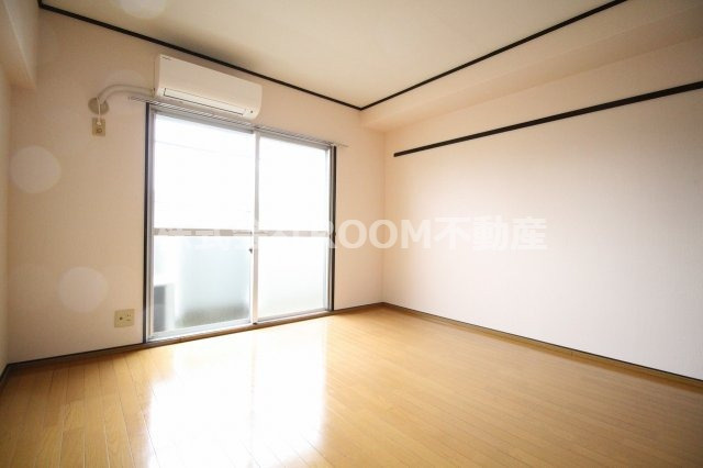 ロワイヤルヒルズ都城の洋室|明るい洋室です