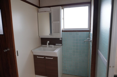 【洗面所】 | 今村北4丁目貸家 | きれいな洗髪洗面化粧台がついています