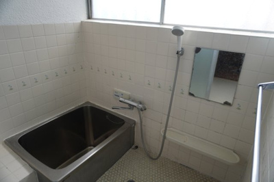 【浴室】 | 今村北4丁目貸家 | 窓のついた明るいお風呂です