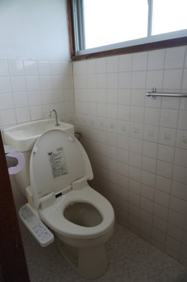 【トイレ】 | 今村北4丁目貸家 | ウォシュレット付きのトイレです