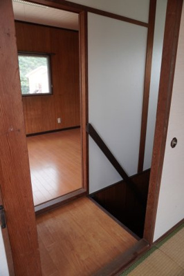 【その他】 | 今村北4丁目貸家 | 階段を上ると左右に部屋があります