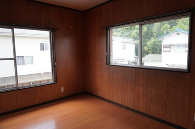 【洋室】 | 今村北4丁目貸家 | 2面に窓がある明るい洋室です