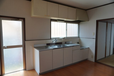 【キッチン】 | 今村北4丁目貸家 | 収納も充実した広々としたキッチンです