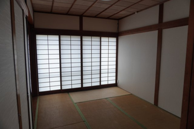 【和室】 | 今村北4丁目貸家 | 和室ならではの温かな和の空間で寛ぎの時間を過ごせます（1階）