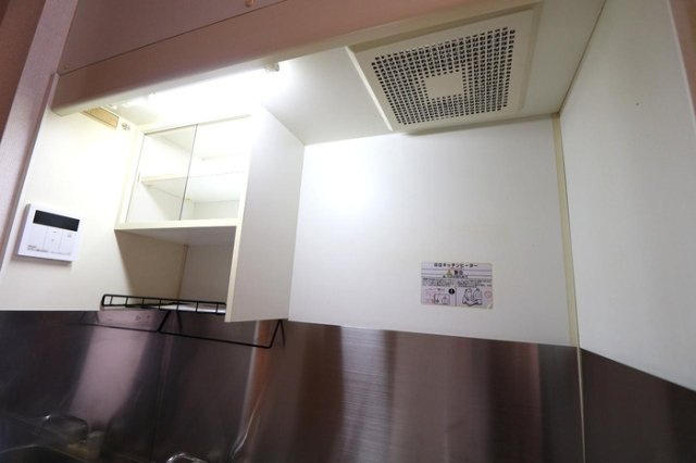 レジデンス西根のキッチン|キッチン吊り棚付き